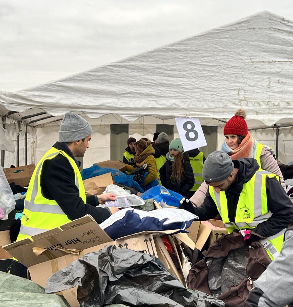 Volunteers from N.J fly to Ukraine border and find hope in the midst of war nj-ne.ws/ZMSJUEK