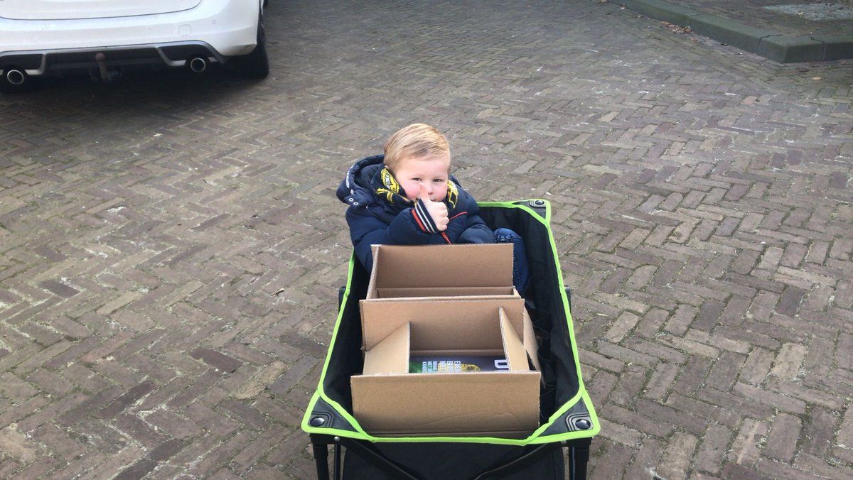 CGB_AenH's tweet image. Dit weekend zijn onze kandidaten, (familie)leden en kinderen gestart met het bezorgen van ons magazine 𝗗𝗢𝗢𝗥 𝗗𝗢𝗘𝗡. Heb je ‘m nog niet ontvangen? Dan vind je deze uiterlijk vrijdag in je brievenbus! Digitaal lezen kan ook, zie gbaaenhunze.nl/verkiezingen