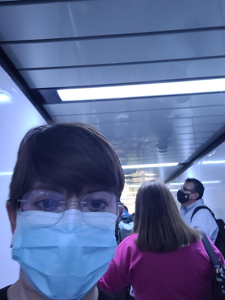 Mas de media hora esperando a abordar el vuelo de #aeromexico a #mazatlan y no nos dicen nada. Sin ventilación,parados y amontonados. Adios #seguridad hola #covid.