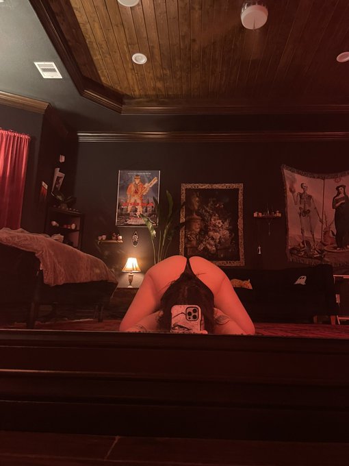 Once again, I&rsquo;ll break my spine for you https://t.co/HV6eKuYSE7