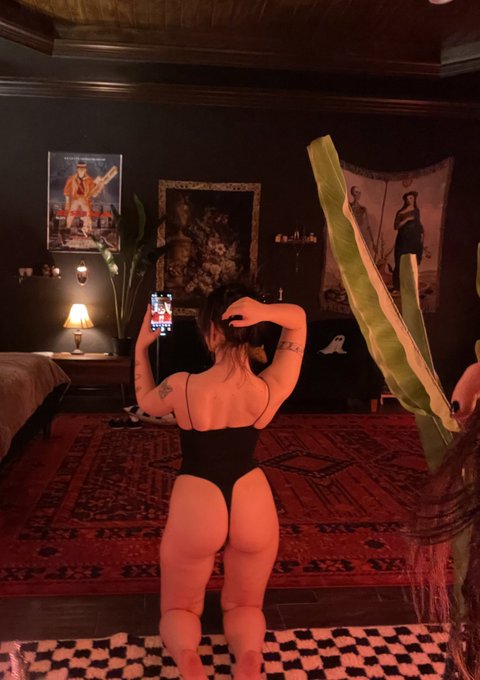 Once again, I&rsquo;ll break my spine for you https://t.co/HV6eKuYSE7