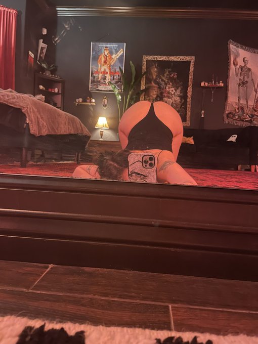 Once again, I&rsquo;ll break my spine for you https://t.co/HV6eKuYSE7