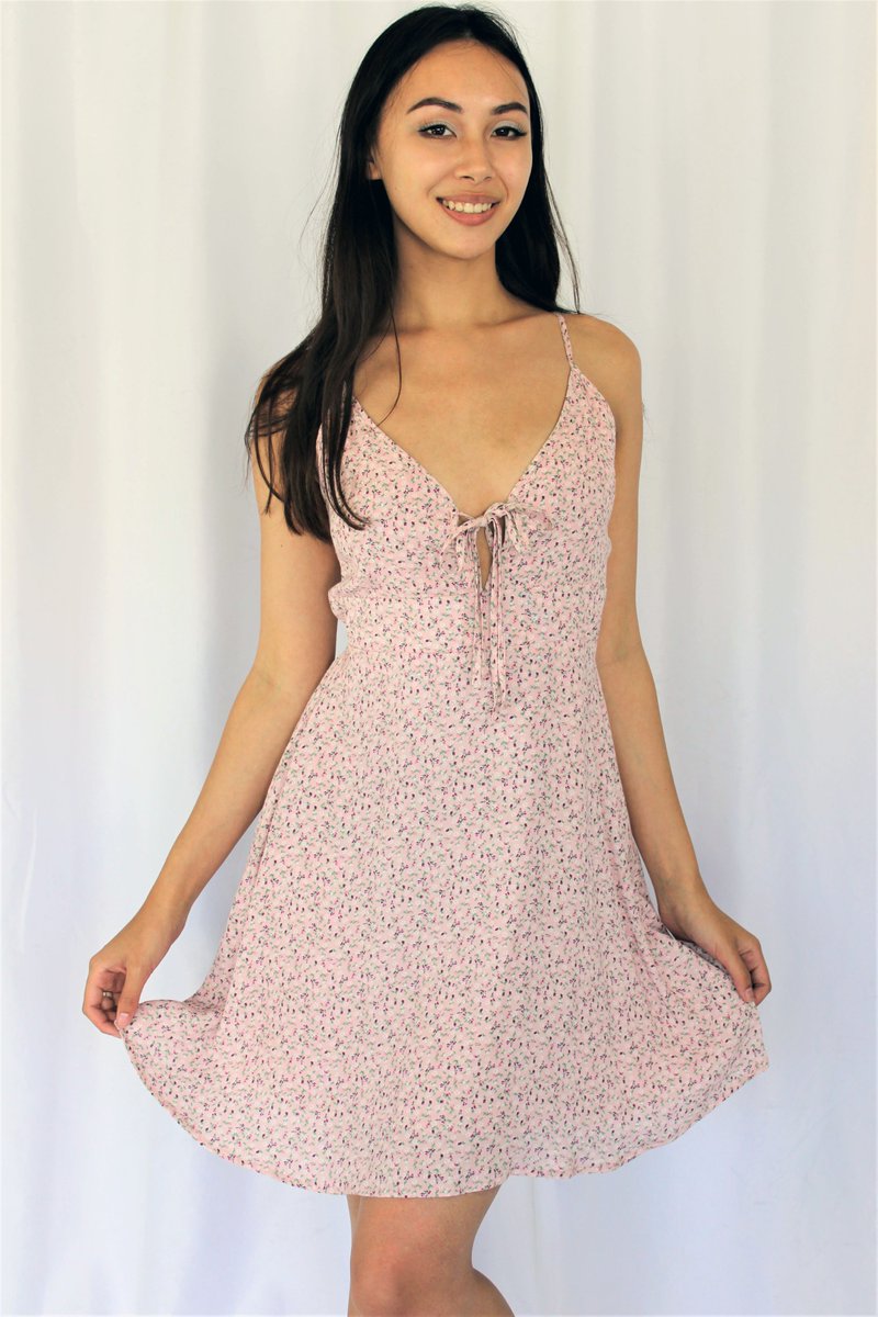 thomasandkay's tweet photo. Ditsy Floral Adjustable Shoulder Mini Dress at https://t.co/w47eLq0uJp #ditsyfloral #summerdress #thomasandkay #womensdresses https://t.co/NyisNN7mlN