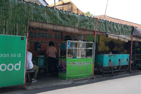 ogiklo's tweet photo. Asal u tau aja nich dalam agama Geprek mengenal tritunggal Bu Rum, Bu Made, Bu Nanik. Kamu gak perlu jauh-jauh ke Eropa buat cari validasi ayam geprek enak. Plis lahhhh https://t.co/Q2h1tHezvH