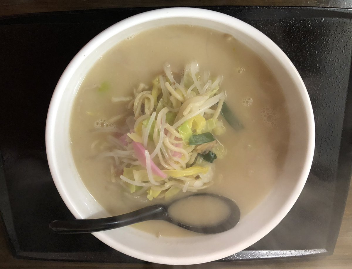 【旬】博多区吉塚の「長崎ちゃんぽん旬」でちゃんぽんを頂きました。クリーミーなスープに具沢山なちゃんぽんはかなり私の好みでした。皿うどんもぜひ食べてみたいですね。
