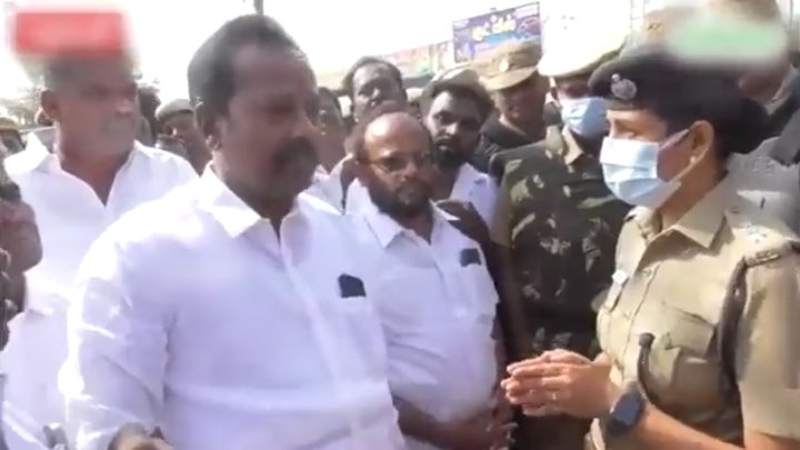 eRC4yFyqTppc4K7's tweet photo. காவல்துறை உயரதிகாரி ஆளும் கட்சியினரை கையெடுத்துக் கும்பிடும் அளவிற்கு 

காவல்துறையின் கண்ணியத்தையே கெடுத்து வைத்திருக்கிறார்கள்.
😠😠😠

#savetnpolice 😪😪😪 https://t.co/A88zV97tWx