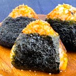 香ばしくてめちゃくちゃ美味しそう。「悪魔のチーズキンパ風焼きおにぎり」