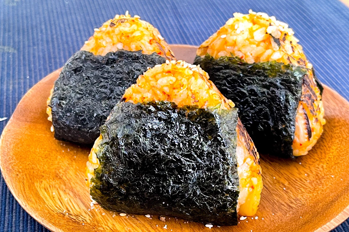 香ばしくてめちゃくちゃ美味しそう。「悪魔のチーズキンパ風焼きおにぎり」