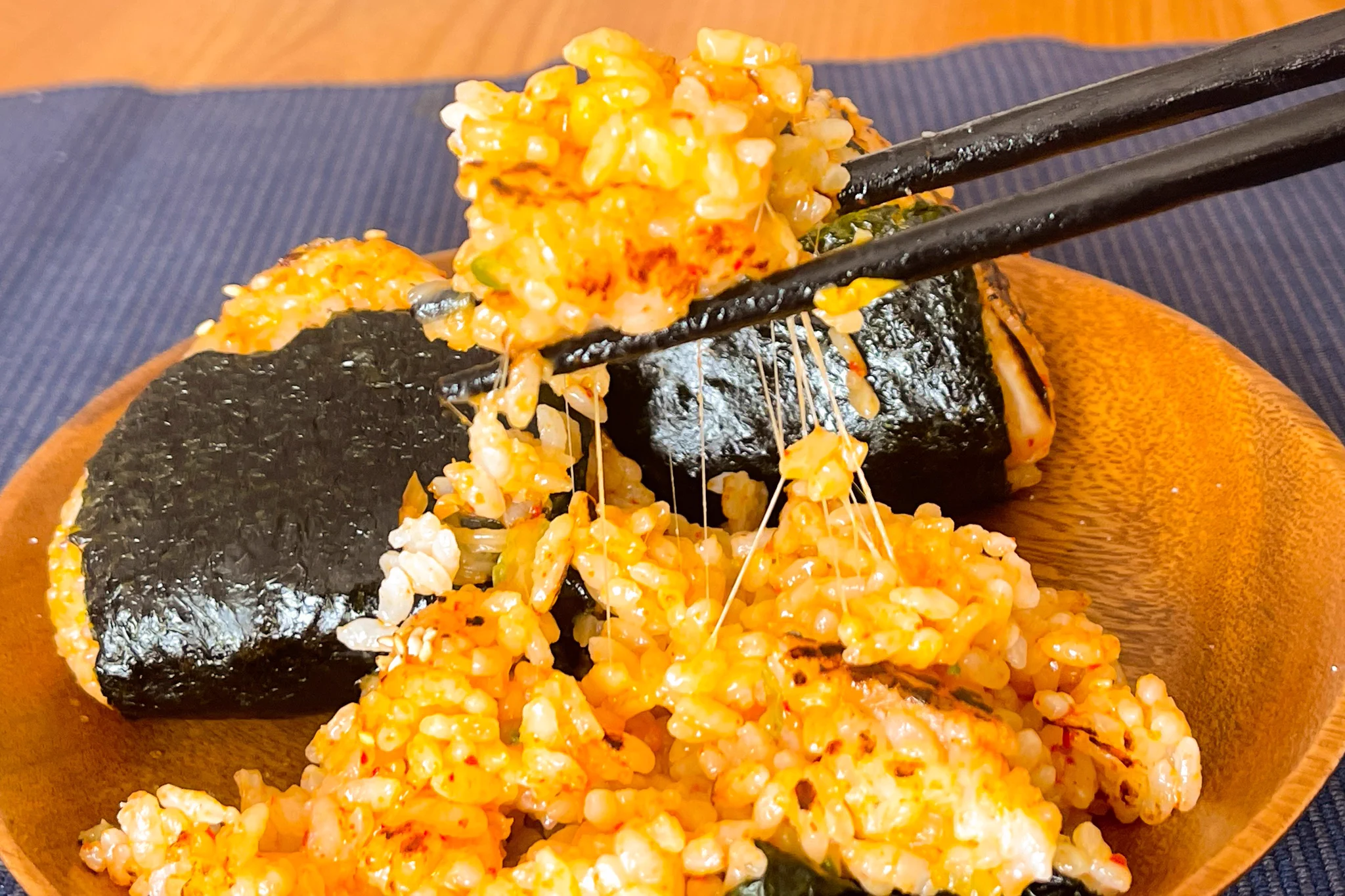香ばしくてめちゃくちゃ美味しそう。「悪魔のチーズキンパ風焼きおにぎり」