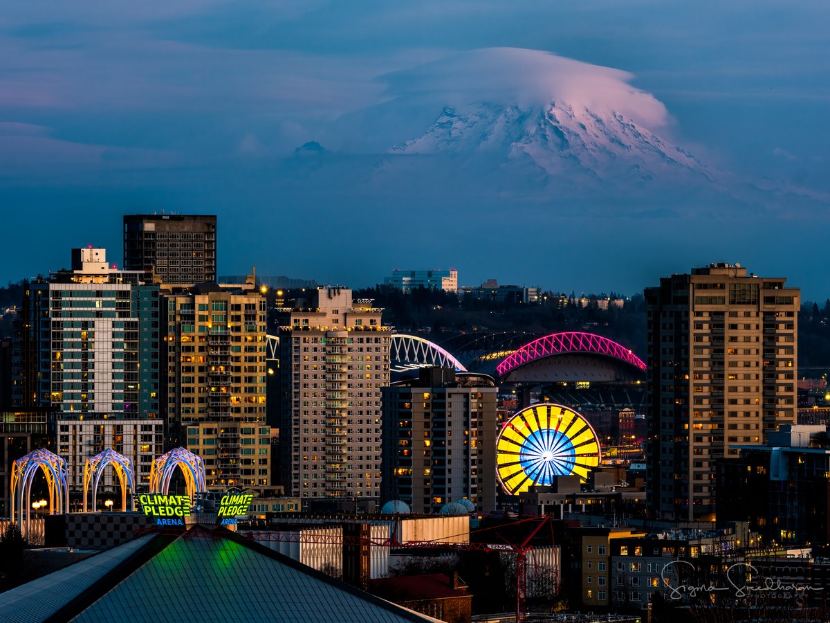 Tonight in #Seattle. #Tahoma wearing a slightly bigger #lenticularcloud cap! That is two days in a row, I guess this means rain's on its way!