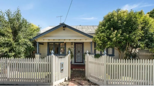 HSunRealestate's tweet photo. The welcome sign that desperate Melbourne househunters have been waiting for https://t.co/a0cRTHCUOv @realestate_au #PropTrack via @akfrost_ https://t.co/Ft00I23xQ5