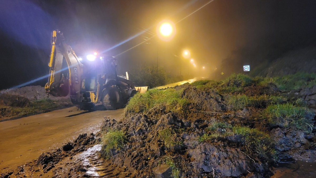 Municipio_Giron's tweet photo. #AHORA | Maquinaria contratada por @Municipio_Giron empieza la limpieza de los derrumbes a la altura del Cañaro en Santa Marianita. Esperamos apoyo de maquinaria de @ObrasPublicasEc para habilitar a la brevedad posible a los cientos de vehículos que esperan a lo largo de la vía. https://t.co/xCppgHx8fb