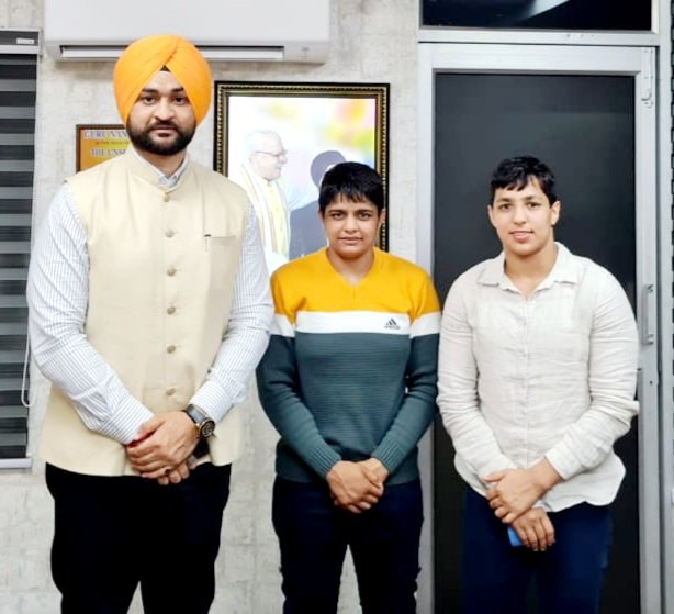 flickersingh's tweet photo. माननीय मुख्यमंत्र��� श्री @mlkhattar जी के मार्गदर्शन में बनी हरियाणा सरकार की नई खेल नीति के तहत ओलंपिक खिलाड़ी अंशु मलिक जी और सोनम मलिक जी को खेल विभाग में कोच के पद पर नियुक्ति दी गई है। दोनों होनहार खिलाड़ियों को नई जिम्मेदारी एवं उज्जवल भविष्य के लिए शुभकामनाएं। https://t.co/DMMaDCXmJi