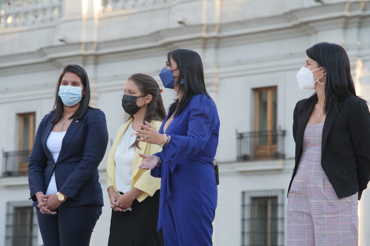 Ministra <a href="/KarlaEnAccion/">Karla Rubilar Barahona</a> subsecretarias <a href="/_alecandia/">Alejandra Candia Díaz</a>, <a href="/a_balladaresl/">Andrea Balladares</a> y <a href="/Blanquihonorato/">Blanquita Honorato</a> exponen los 4 ejes del ministerio #EnAcciónSocial. Partimos con el primer eje “Hacer Visibles a los Invisibles” En Vivo facebook.com/MinDesarrollo/…