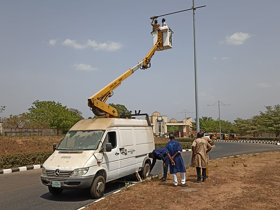 umaryusuf001's tweet photo. Happy to see our campus streetlights coming up again after long period of time. We promised to always engage for a better Students welfare. Sincerely, appreciate University management for their prompt action to our yearnings. #Breakinglimit https://t.co/WMMmEU1Goj