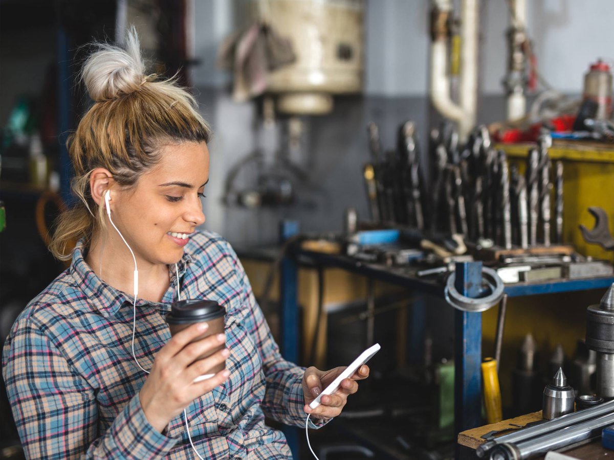 Whether you’re looking for a basic introduction to the industry or need something new to tune into on the job site, our list of the best #construction #podcasts for 2022 is a great place to find new content. Check them out here - bigrentz.com/blog/construct…