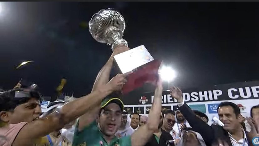 786_naqi's tweet photo. #PakistanLegends beat World Legends 11 by 14 runs in the final to win the tournament #UAEFriendshipCup2022 🏆
Purana waqt yaad Kara diya 😍🧡💛
Lights of old Wasim | Waqar| Imran Nazir | Yousuf | Younis |Inzi https://t.co/I1RMJSeCR9