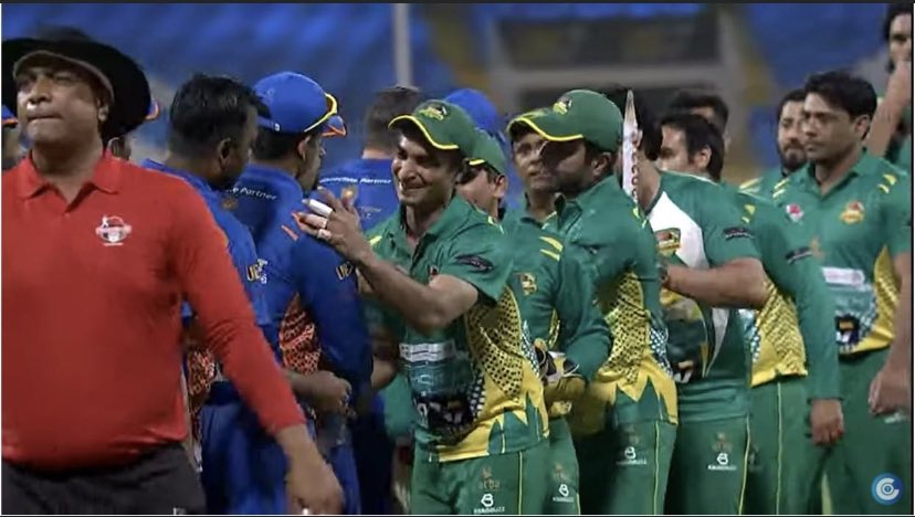 786_naqi's tweet photo. #PakistanLegends beat World Legends 11 by 14 runs in the final to win the tournament #UAEFriendshipCup2022 🏆
Purana waqt yaad Kara diya 😍🧡💛
Lights of old Wasim | Waqar| Imran Nazir | Yousuf | Younis |Inzi https://t.co/I1RMJSeCR9