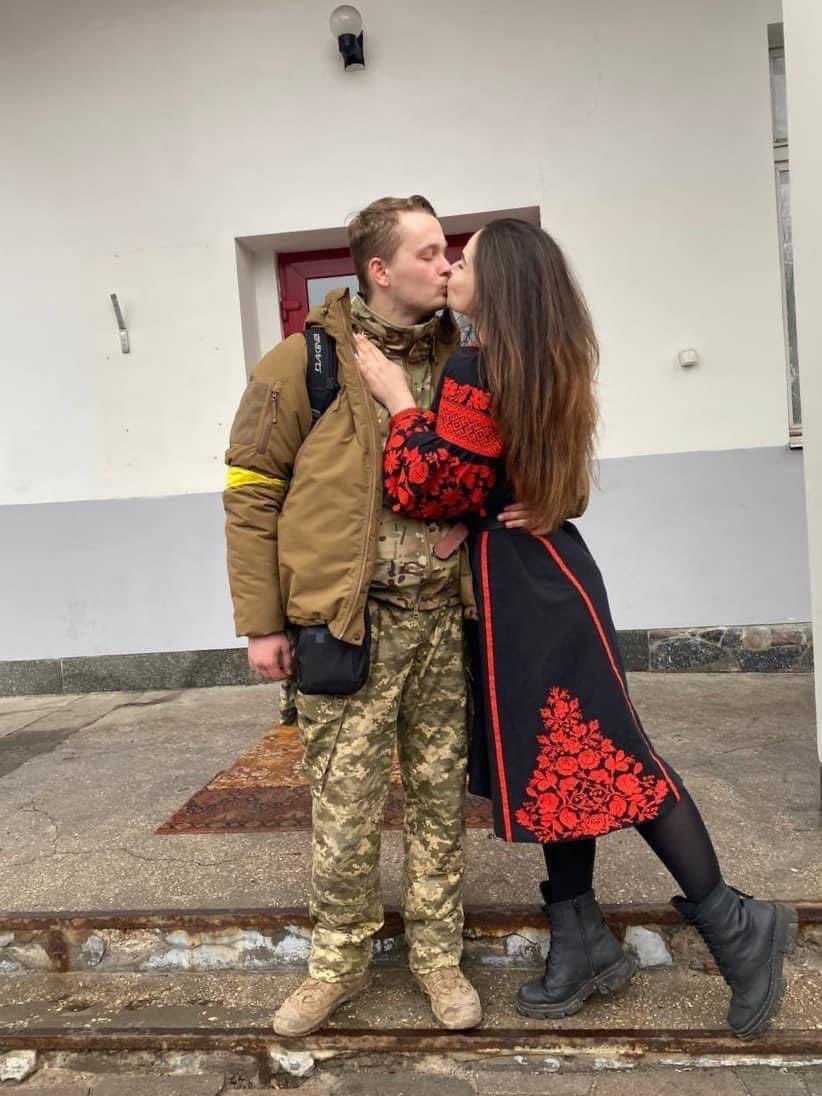 Yaroslava Fedorash: We applied on April 29, I always wanted to get married on this day. But on Febr 24, Putin went completely insane. The groom joined the territorial defence, I became a volunteer. It didn't make sense to wait any longer. During the war you have only today.