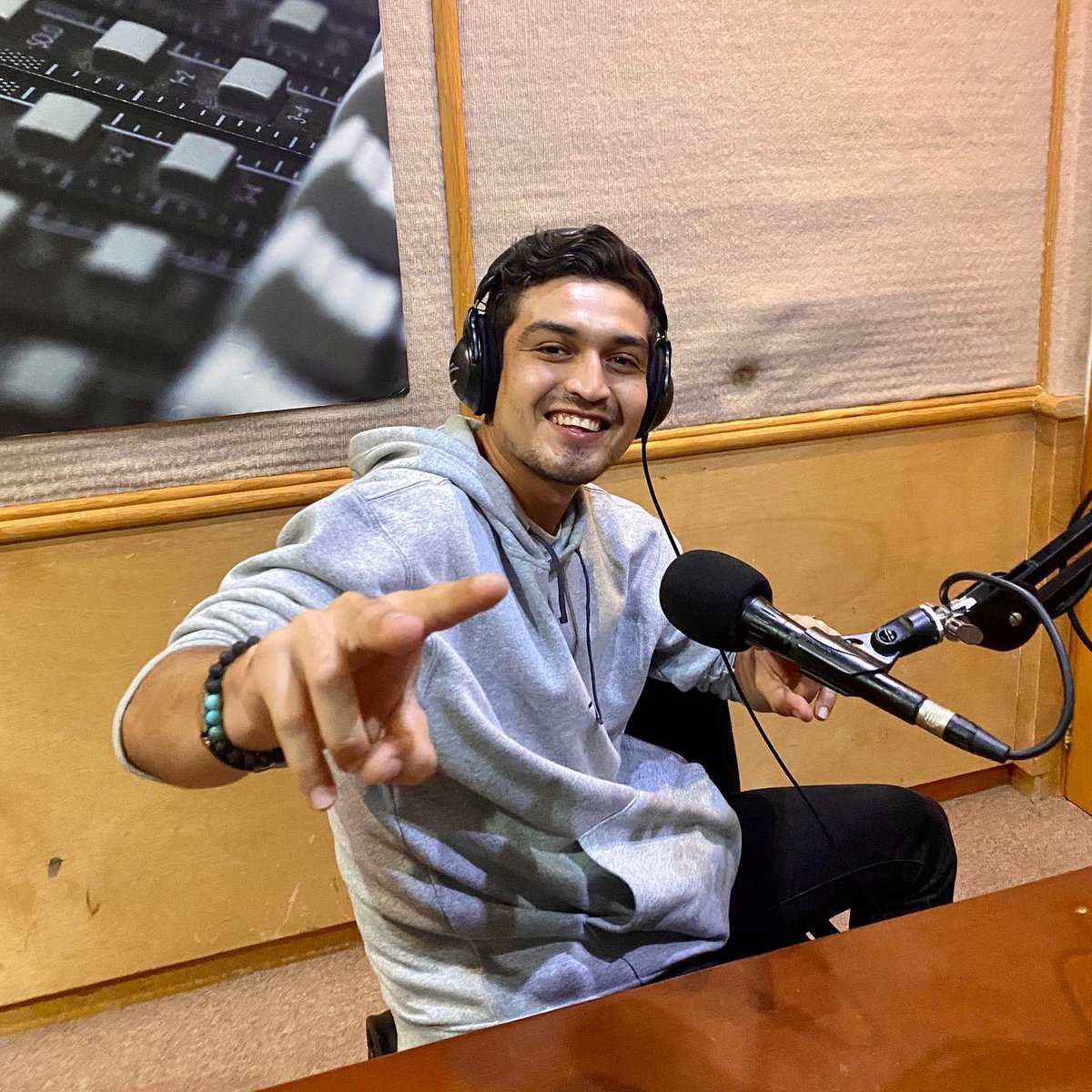 LSCUN_Radio's tweet photo. ¡Arrancamos la temporada! 📻 Retomando los programas en vivo después de 2 años 🎙

#ComunidadEnFrecuencia #LSCR #Temporada2022 https://t.co/HHpFAeYiSh