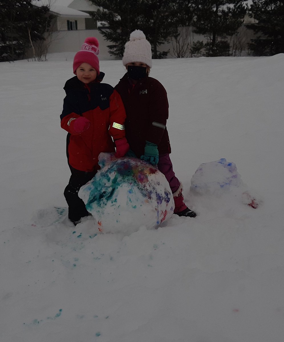 MsYoung_Kinder's tweet photo. Painting the snow is so much fun 😊
#outdoorplay #learningthroughplay 
@Elwoodelementar @NLESDCA https://t.co/qGHASlEPTJ