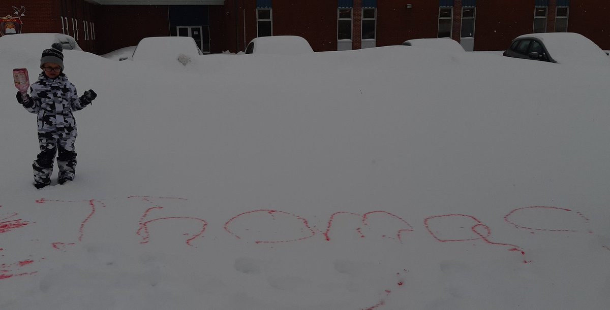 MsYoung_Kinder's tweet photo. Painting the snow is so much fun 😊
#outdoorplay #learningthroughplay 
@Elwoodelementar @NLESDCA https://t.co/qGHASlEPTJ
