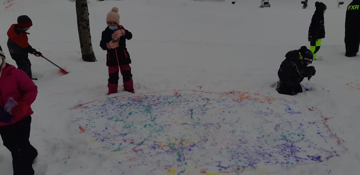 MsYoung_Kinder's tweet photo. Painting the snow is so much fun 😊
#outdoorplay #learningthroughplay 
@Elwoodelementar @NLESDCA https://t.co/qGHASlEPTJ