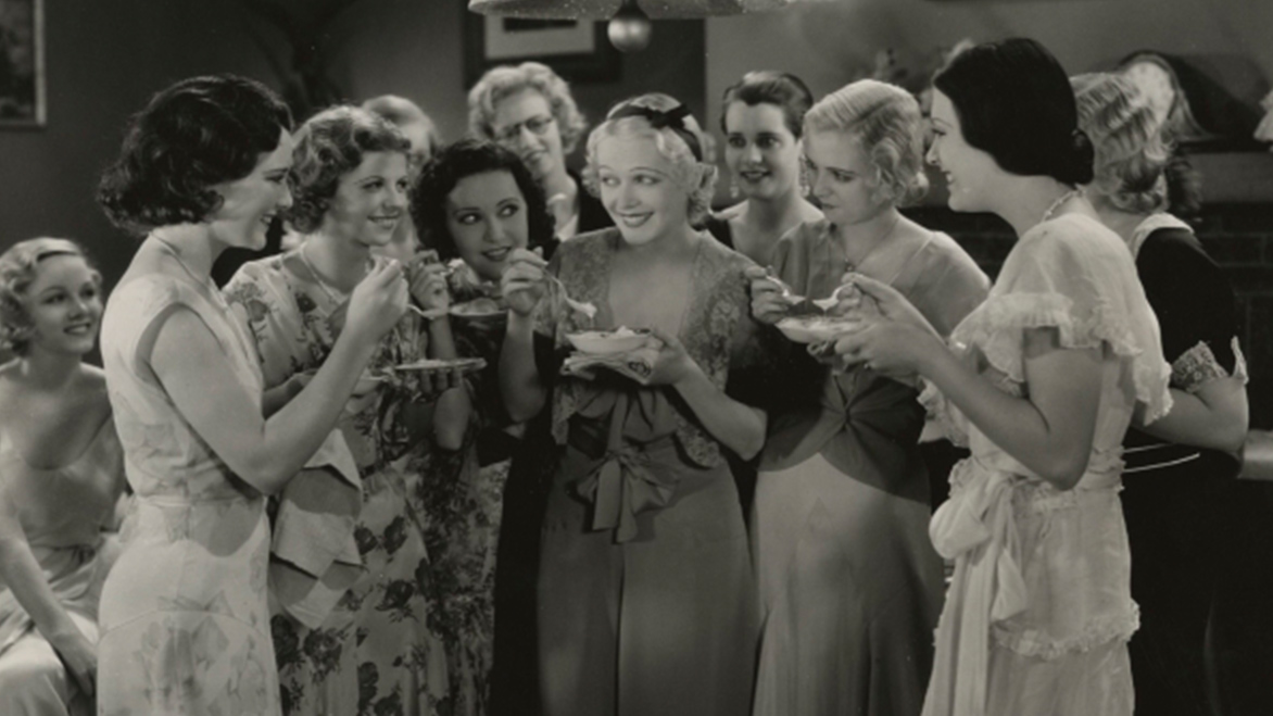 🔊 Mañana inicia el ciclo Dorothy Arzner en la <a href="/Sala_Lugones/">Sala Lugones</a>.
Siete películas (seis dirigidos o codirigidos por ella, la primera realizadora del Hollywood clásico).
Del 08/03 al 15/03.

Apertura 🎬'Chicas que trabajan' 
Con Judith Wood, Dorothy Hall, Frances Dee, Paul Lukas.