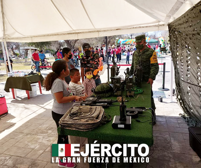 Defensamx1's tweet photo. Personal del #EjércitoMexicano perteneciente a la #6ZonaMilitar realizó diversas actividades con motivo del “Día de la Familia” en la plaza principal del municipio de #CdFrontera, #Coahuila.  

#UnidosSomosLaGranFuerzaDeMéxico. https://t.co/teikHyOUad