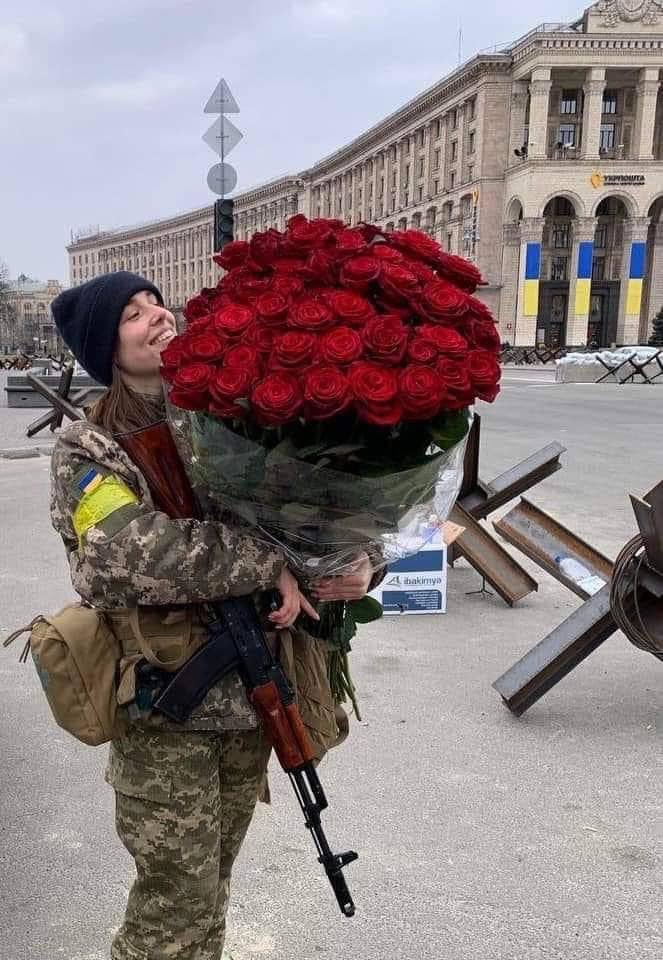 avalaina's tweet photo. Marharyta Rivchachenko: It was necessary to go to the army in order to get such a bouquet. But I will not give up the bulletproof vest either.
#StandWithUkraine https://t.co/Mr5rbL8YLJ