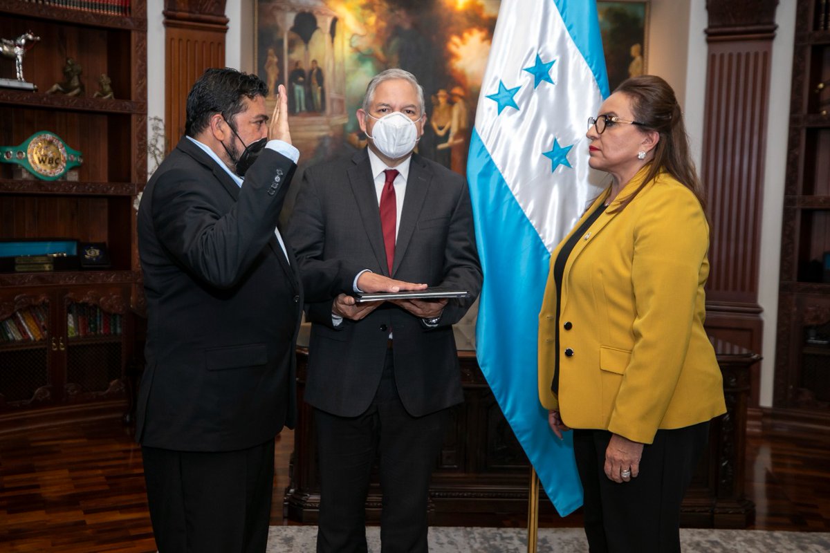 CancilleriaHN's tweet photo. Escritor y Diplomático Roberto Quesada es nombrado como nuevo Embajador Representante Permanente de Honduras ante la OEA https://t.co/XaavN2bfU5