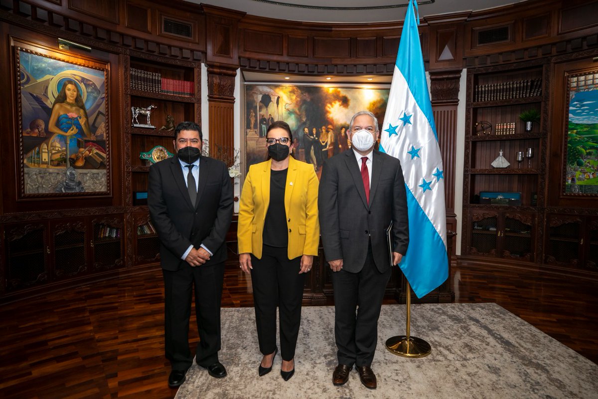 CancilleriaHN's tweet photo. Escritor y Diplomático Roberto Quesada es nombrado como nuevo Embajador Representante Permanente de Honduras ante la OEA https://t.co/XaavN2bfU5