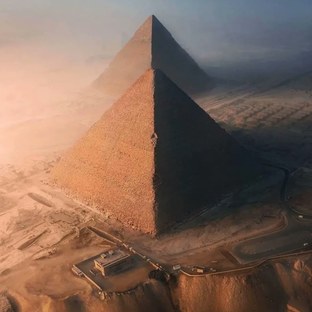 Пирамида хеопса (хуфу). Как выглядит пирамида египта. Пирамида хеопса древний египет. Пирамиды гизы в египте. Каир гиза пирамиды.