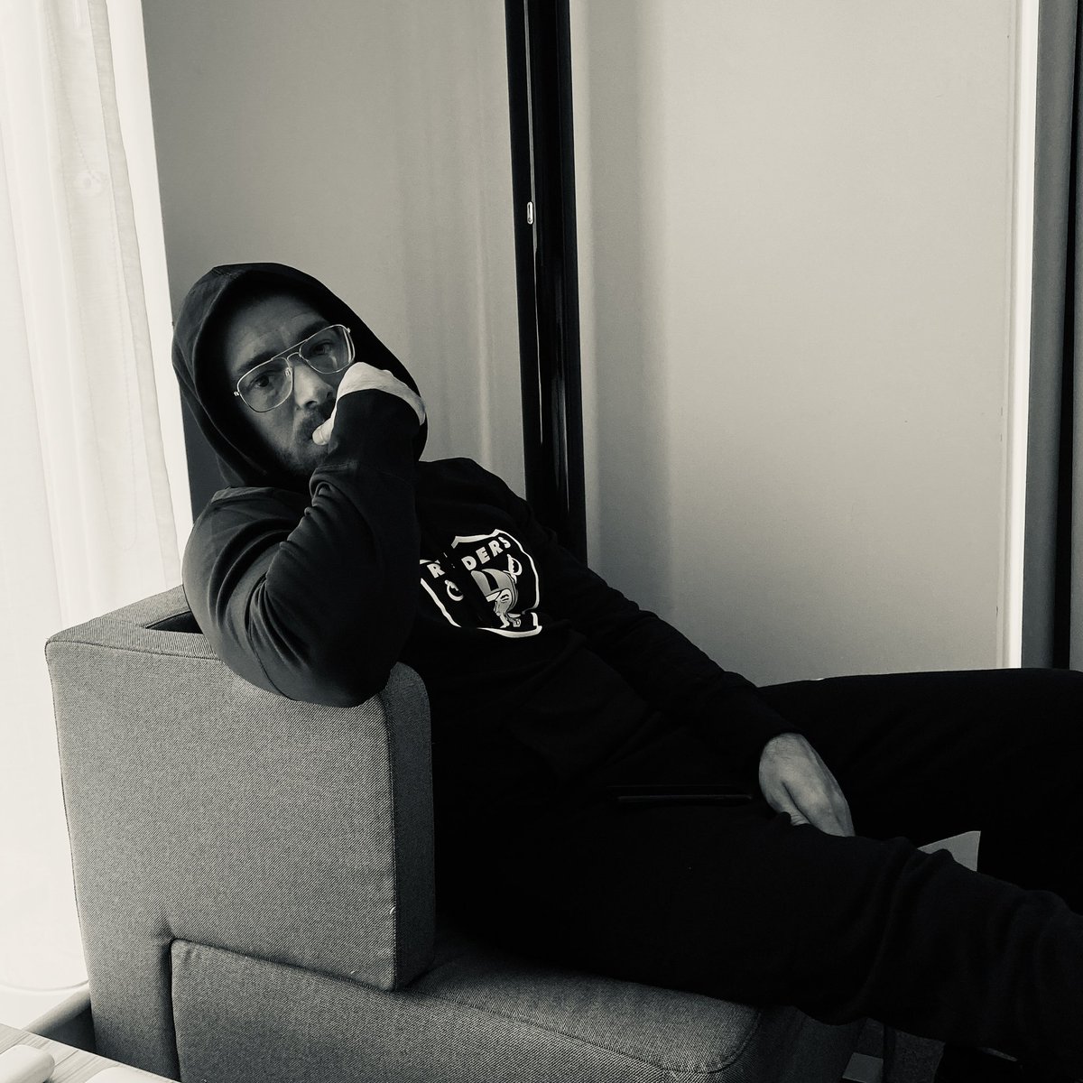 Il est minuit 🏴 nouveau morceau « Dernière lettre » dispo sur toutes les plateformes. 
Extrait du nouvel album « Black Code Tome 2 » en précommande en édition limitée sur mon site falcko-store.com

Lien du son ➡️ bfan.link/derniere-lettre