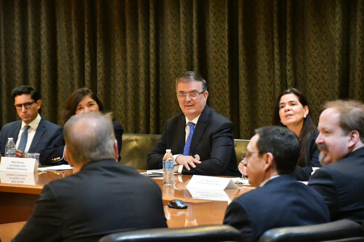 SRE_mx's tweet photo. 📸 En su visita de trabajo, el canciller @m_ebrard y su comitiva se reunieron con la Cámara de Comercio de Los Ángeles (@LAAreaChamber), para dialogar sobre la relación 🇲🇽 - 🇺🇸, con un enfoque en California, el T-MEC, el #DEAN y múltiples oportunidades comerciales.

🧵 https://t.co/jy4VLEQpc5