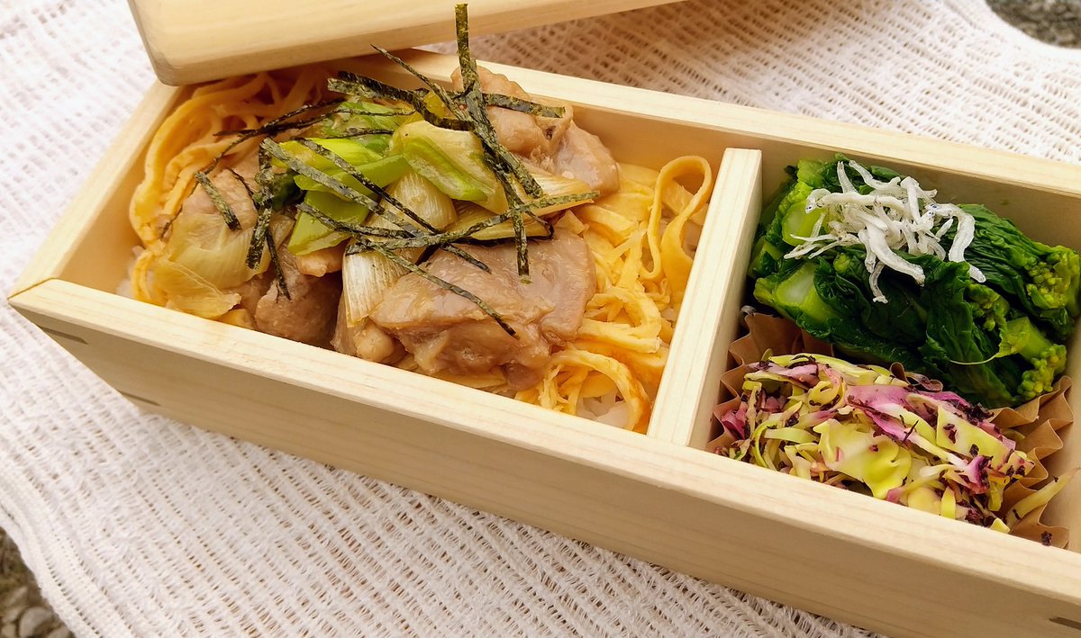 aya_wappabento's tweet photo. ‥今日のお弁当‥
親子丼
菜の花のおひたし
キャベツのゆかり和え
おはようございます。
今日は、鶏の照り焼きで親子丼。
つけ合せには菜の花を。美味しい季節ですね〜🌱
#おべんとう #今日のお弁当 #お弁当記録 #お弁当作り楽しもう部 #丁寧な暮らし #obeto https://t.co/FAKCBAWwUF