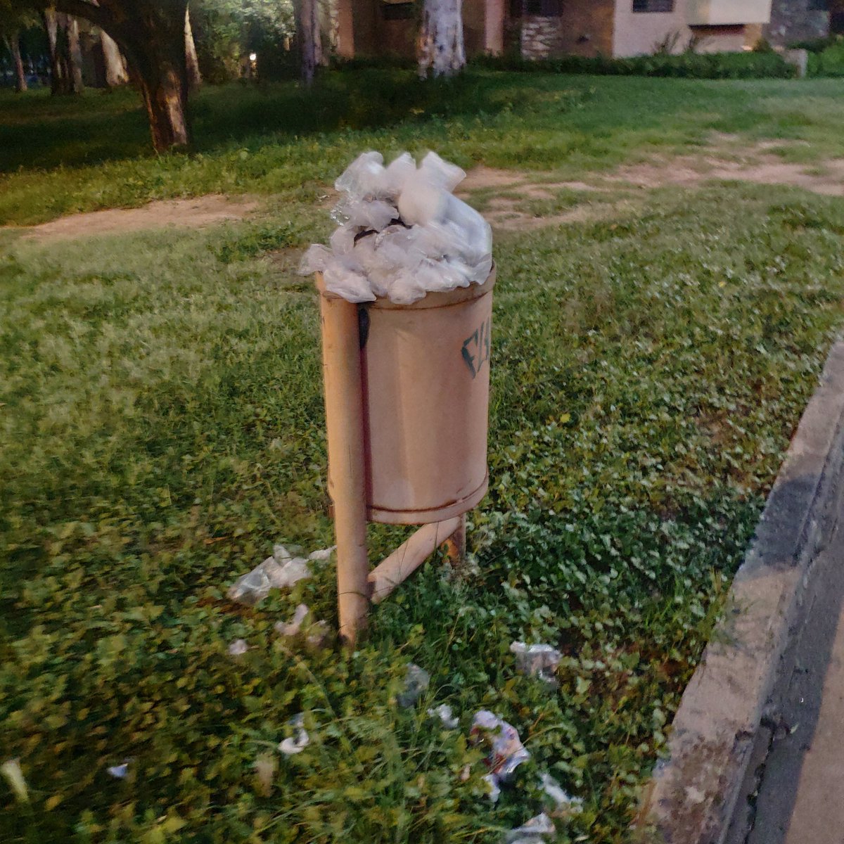 Fedegog's tweet photo. @MuniCba @MartinLlaryora por favor corten en pasto y limpien los espacios verdes. B° jardín se cae a pedazos https://t.co/LLMlUGMtYZ