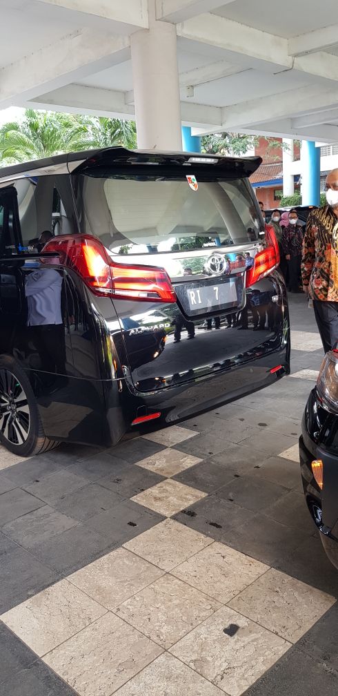 wuryfebrian's tweet photo. Jadi mbak-mbak SCBD ❎ Jadi mbak-mbak "Security" ✅ https://t.co/IkaNvyK7c0