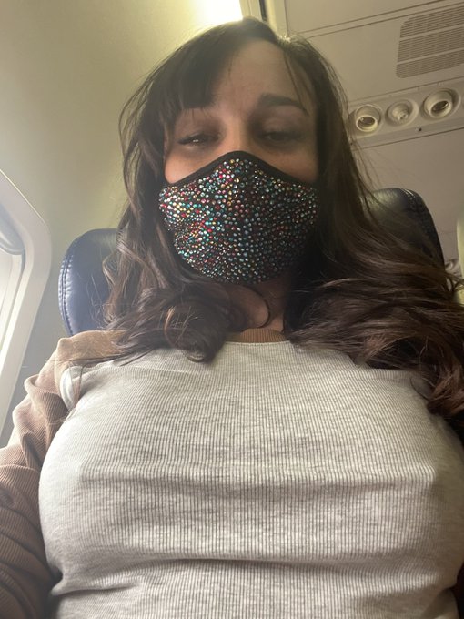 Oops! I forgot to put a bra on! 😇☺️ https://t.co/vOeWFc9NI7