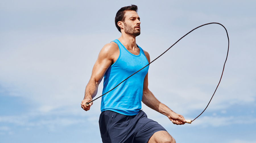 скакалка для детей. парень прыгает на скакалке. прыжки на скакалке. спорт на улице. мальчик прыгает.