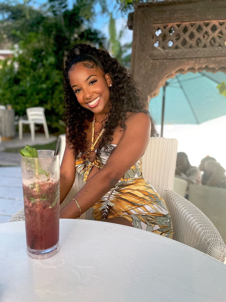 zaarrx's tweet image. more life 🥂