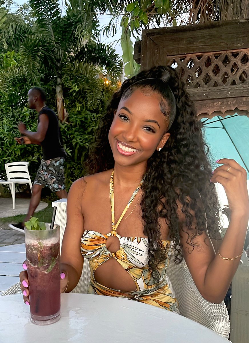 zaarrx's tweet image. more life 🥂