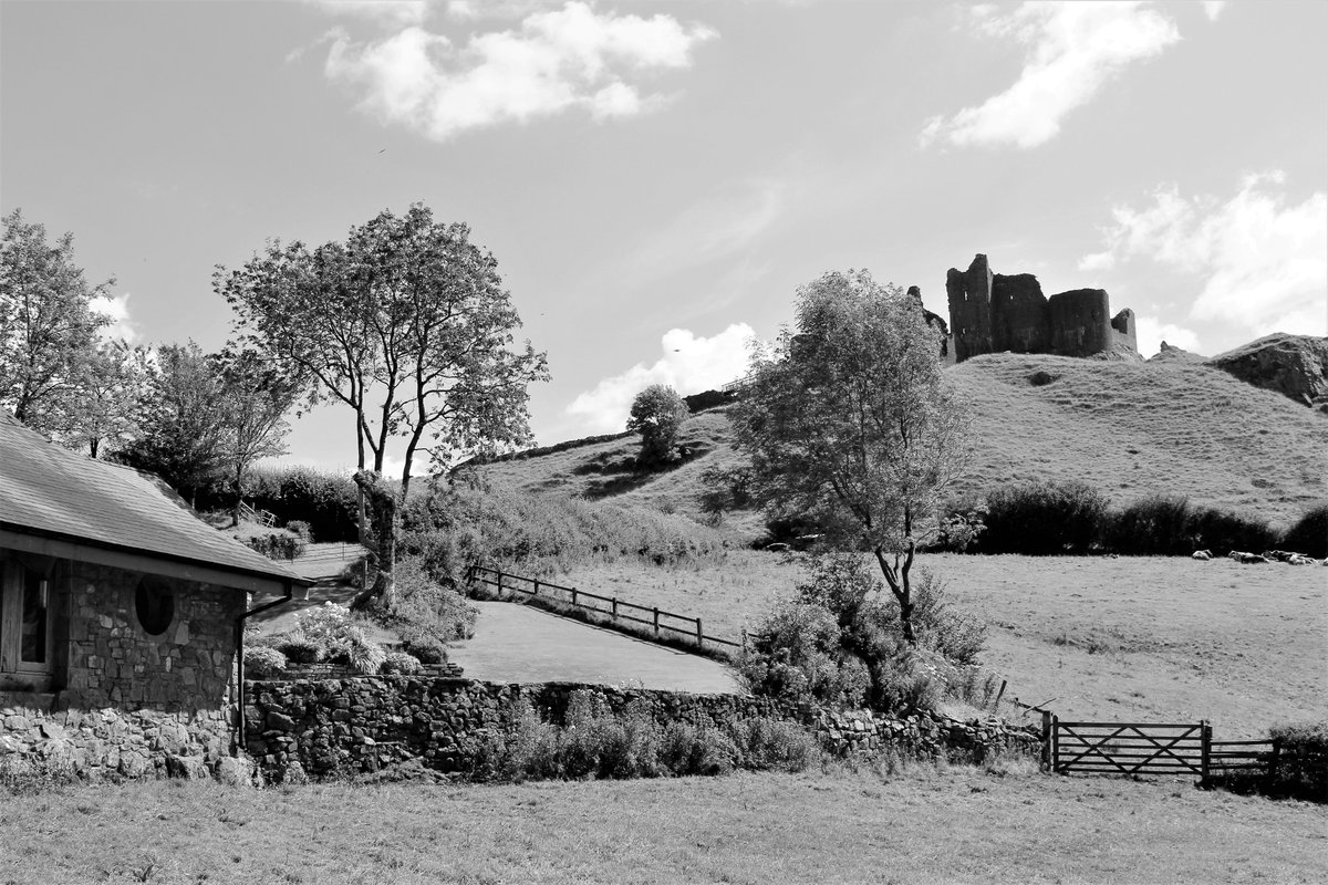 Some black and white pics of Carreg Cennen Castle  (2015) @CarolineTheMoon  #CarregCennenCastle @visitwales #castles @VisitCarms @WelshWalks @Ruth_ITV @SianWeather @kelseyredmore #wonderfulwales