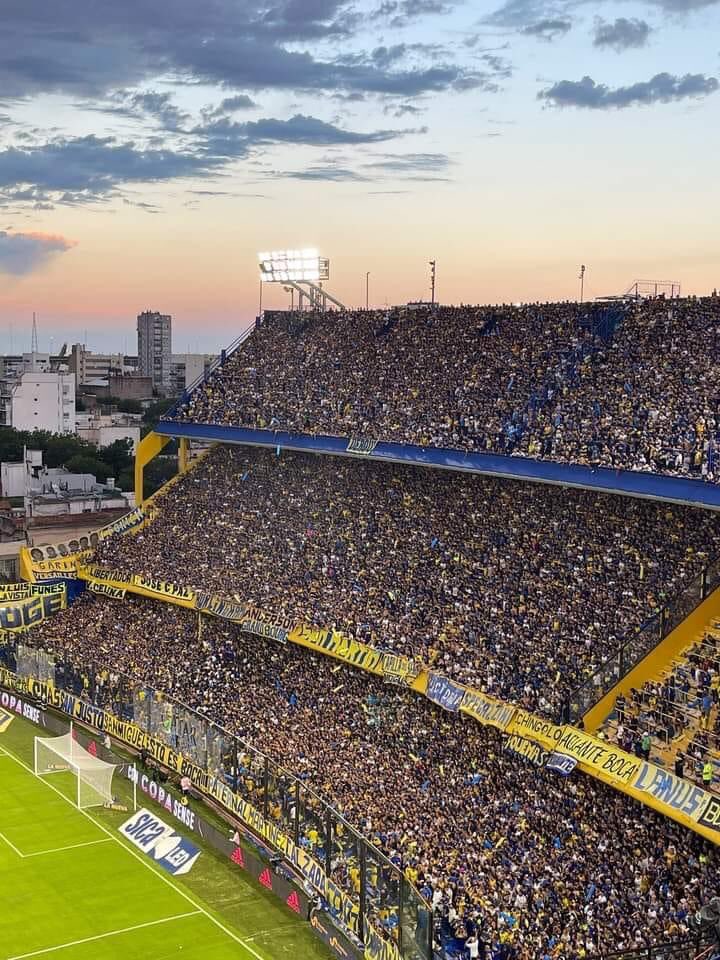 - “no llenan la Bombonera y dicen ser la hinchada más popular del pais”

- La Bombonera ayer: