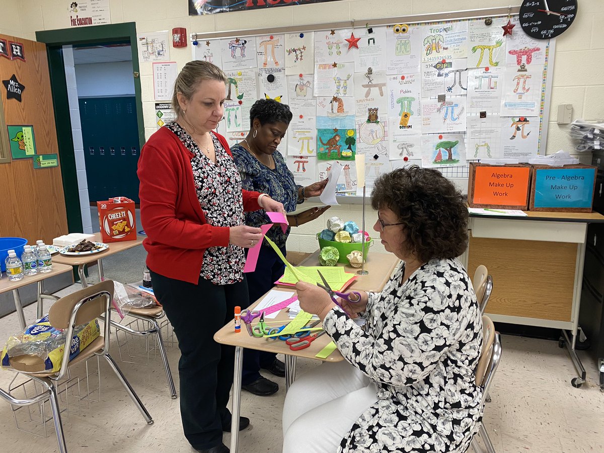 FallonLizGraham's tweet photo. Visited @GreatBridgeMid for their Math Open House hosted by the amazing Mrs. Allen! If you need a math resource recommendation or hands on activity, she’s the expert! #PiDay #CPSMath https://t.co/az7tBpwT46