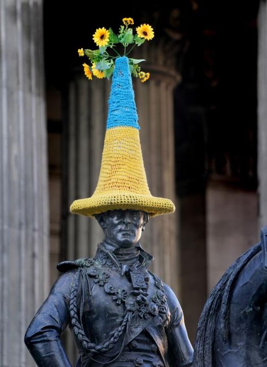 The Duke of Wellington Statue's headgear updated #GlasgowSupportsUkraine