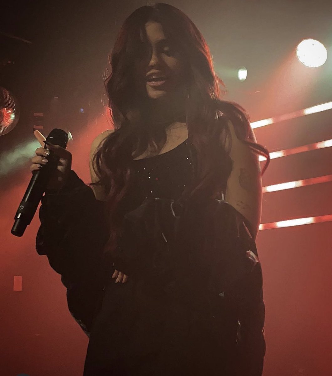 imsxlly's tweet photo. concert throwback!!!
so unbelievably proud of nessa <3 

@nessabarrett 
@thenessanation https://t.co/hq4kKDhllV