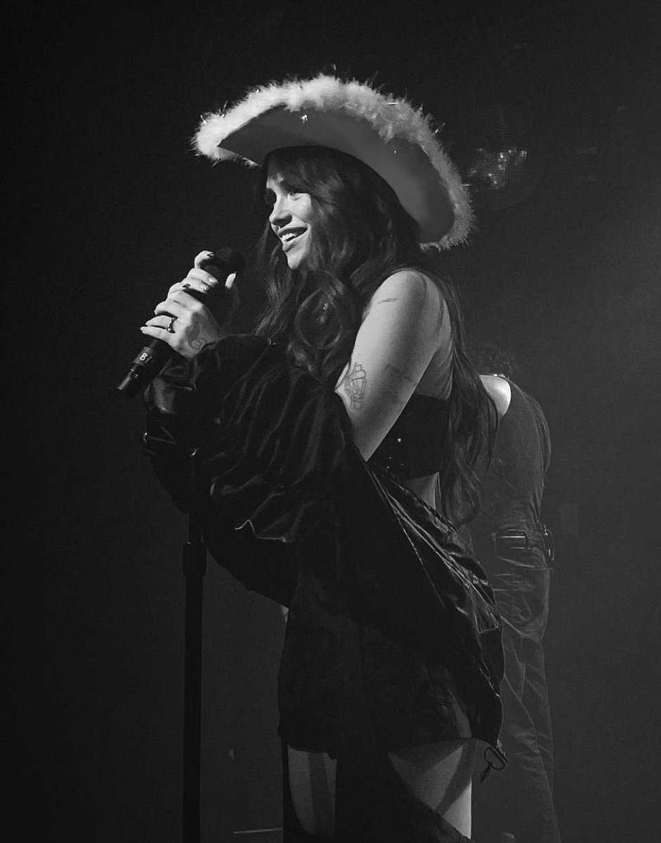 imsxlly's tweet photo. concert throwback!!!
so unbelievably proud of nessa <3 

@nessabarrett 
@thenessanation https://t.co/hq4kKDhllV