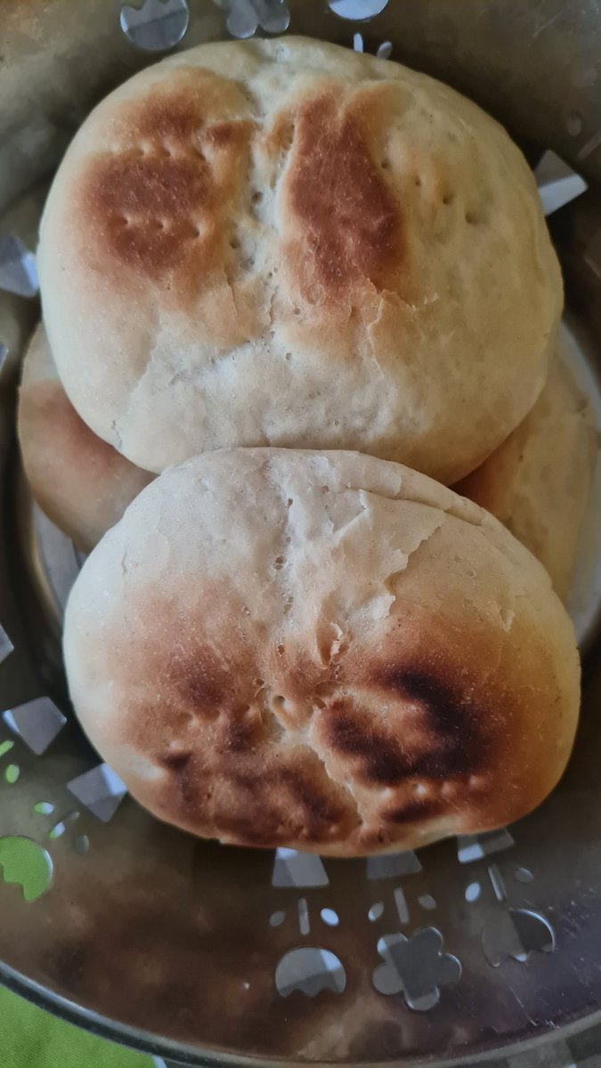 MakaZR's tweet photo. #Datosoa en 21 de Mayo con O'Higgins 5 panes amasado por  una luquita y de regalo una tremenda sonrisa de las señoras que lo venden 🤗😋🤤
#iquique https://t.co/01rprOCPo5
