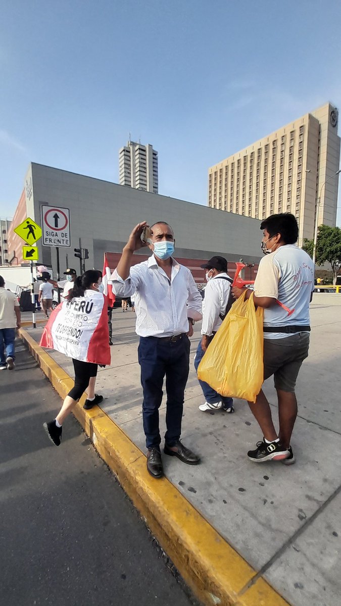 TeamPatriotaPE's tweet photo. Infiltrados atónitos grabando la marcha de mas de 100.000 PATRIOTAS.
Háganlos famosos!
#Marcha5M
#CanalNDesinforma 
#VacanciaPedroCastilloYa https://t.co/eHwaw9HnwE
